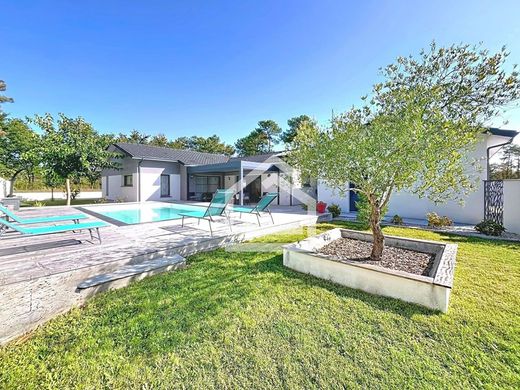 Luxury home in Le Pian-Médoc, Gironde