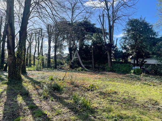 Land in Le Mesnil-le-Roi, Yvelines