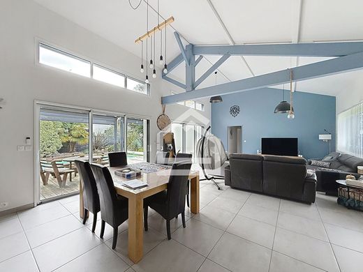 Luxury home in Saint-Aubin-de-Médoc, Gironde