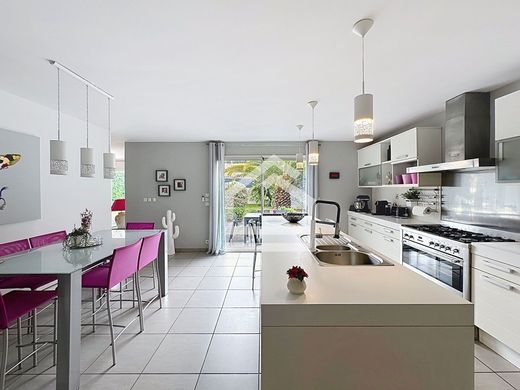 Luxury home in Eysines, Gironde