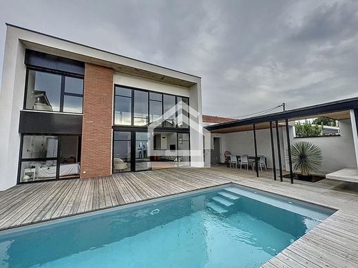 Luxury home in Mérignac, Gironde