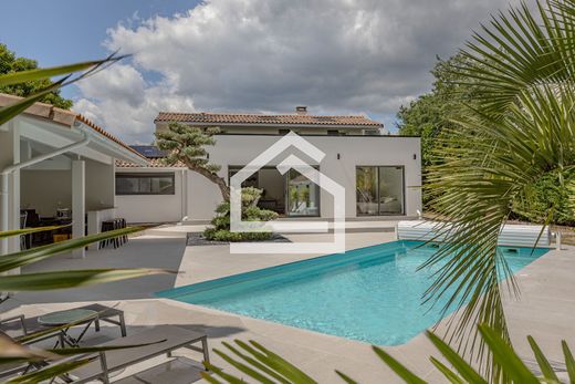 Luxury home in Saint-Médard-en-Jalles, Gironde