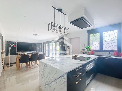Luxury home in Mérignac, Gironde
