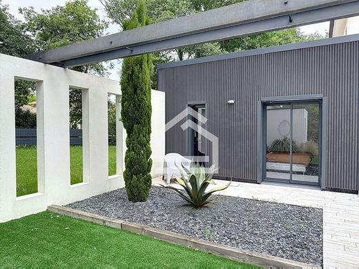 Luxe woning in Saint-Aubin-de-Médoc, Gironde
