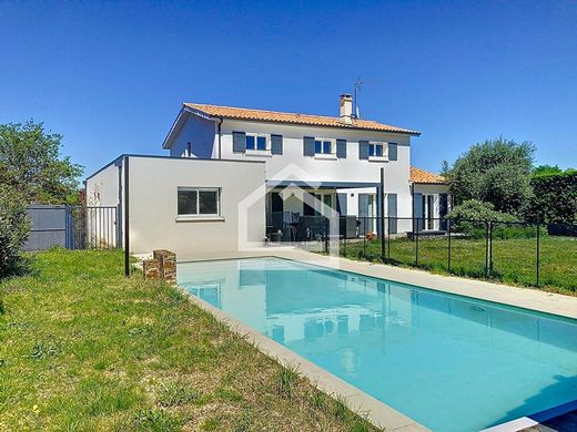 Luxury home in Saint-Aubin-de-Médoc, Gironde