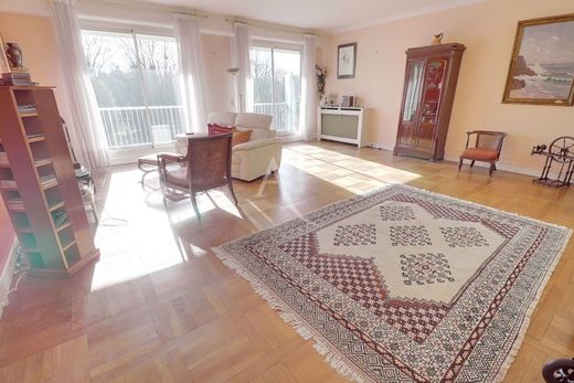 Apartment in Le Mesnil-le-Roi, Yvelines