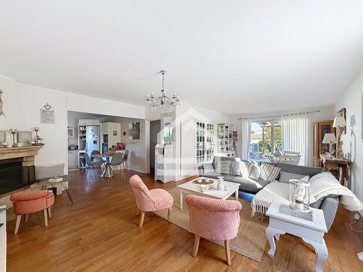 Luxury home in Eysines, Gironde