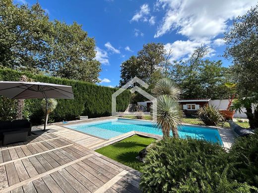 Luxe woning in Saint-Médard-en-Jalles, Gironde