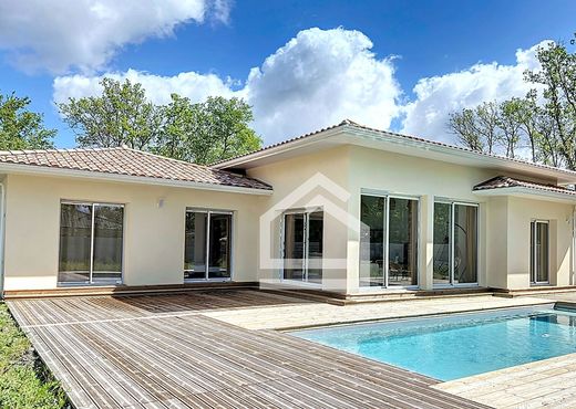 Luxury home in Saint-Aubin-de-Médoc, Gironde