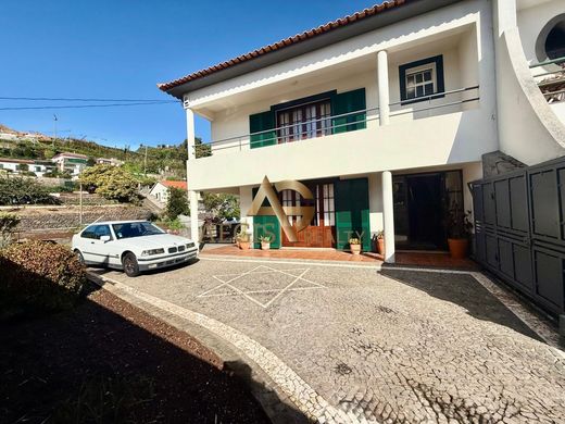 Luxus-Haus in Santa Cruz, Madeira