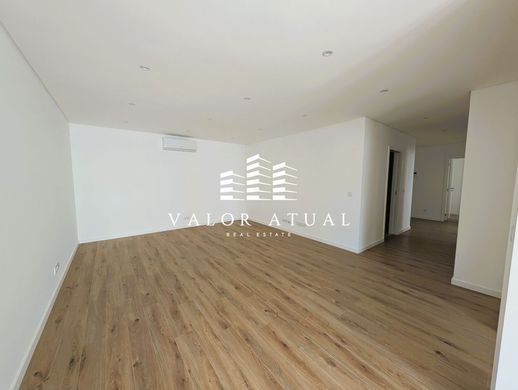 Apartment / Etagenwohnung in Amadora, Lissabon