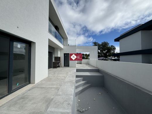 Πολυτελή κατοικία σε Αλμάντα, Almada