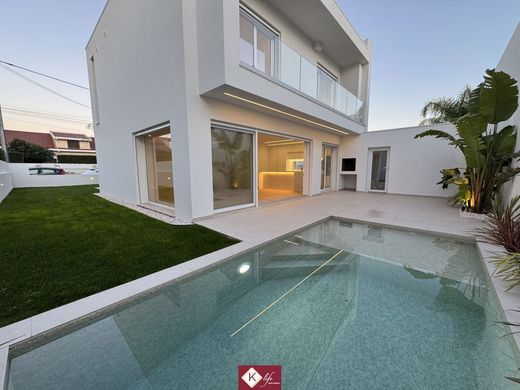 Casa de lujo en Almada, Setúbal