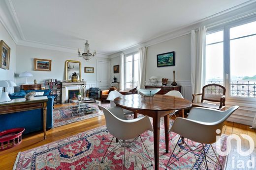 Apartment / Etagenwohnung in Bourg-la-Reine, Hauts-de-Seine