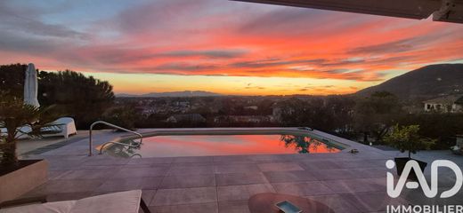 빌라 / Voiron, Isère