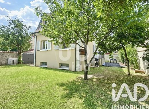 Villa in Saint-Maur-des-Fossés, Val-de-Marne