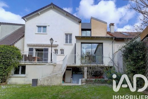 Villa in Rueil-Malmaison, Hauts-de-Seine