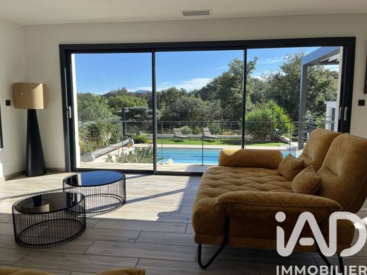 Вилла, Sainte-Colombe-de-la-Commanderie, Pyrénées-Orientales