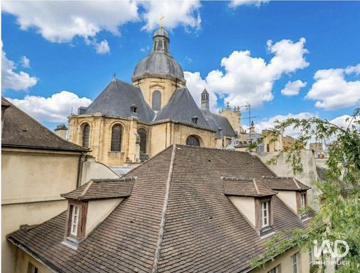 Residential complexes in Beaubourg, Marais, Notre Dame - Ile de La Cité, Paris
