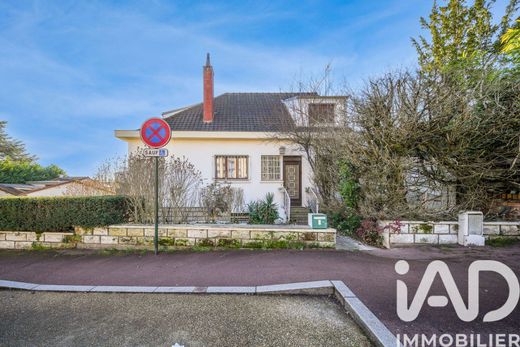 Villa in Le Plessis-Robinson, Hauts-de-Seine