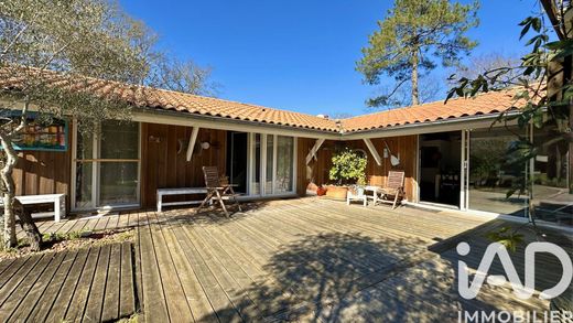 Villa in Lège-Cap-Ferret, Gironde