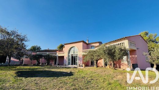 ‏וילה ב  נים, Gard