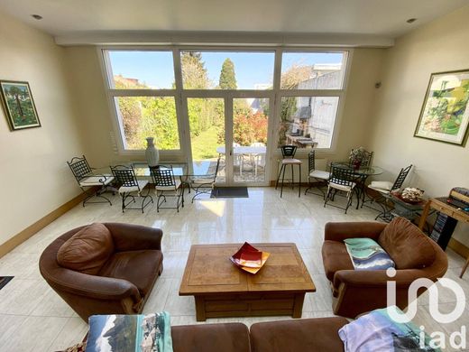 빌라 / Bagneux, Hauts-de-Seine