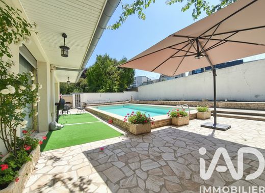 Villa in Noisy-le-Grand, Seine-Saint-Denis