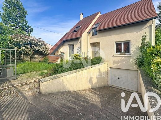 Villa in Villecresnes, Val-de-Marne