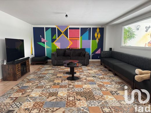 Villa in Halloy-lès-Pernois, Somme