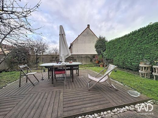 Villa in Carrières-sur-Seine, Yvelines
