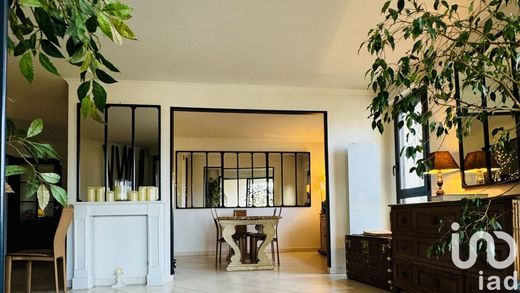 Apartment / Etagenwohnung in Saint-Cloud, Hauts-de-Seine