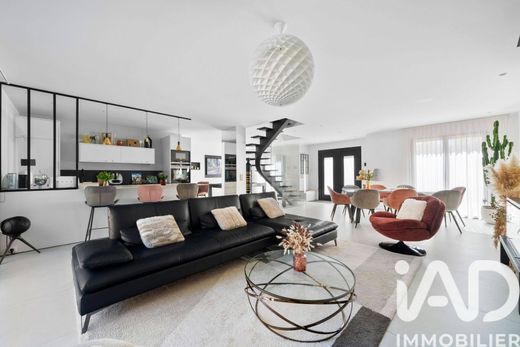 Villa in Jouars-Pontchartrain, Yvelines