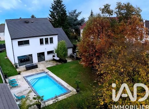 Villa in Brie-Comte-Robert, Seine-et-Marne