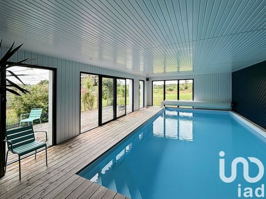 Villa a Saint-Hernin, Finistère