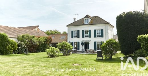Villa in Les Alluets-le-Roi, Yvelines