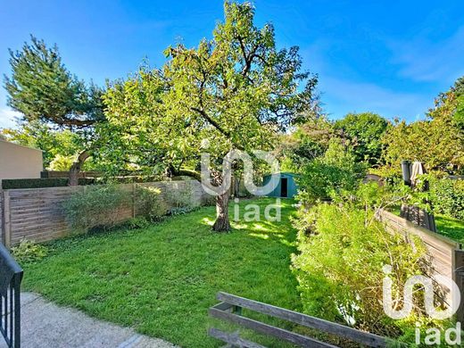 빌라 / Suresnes, Hauts-de-Seine