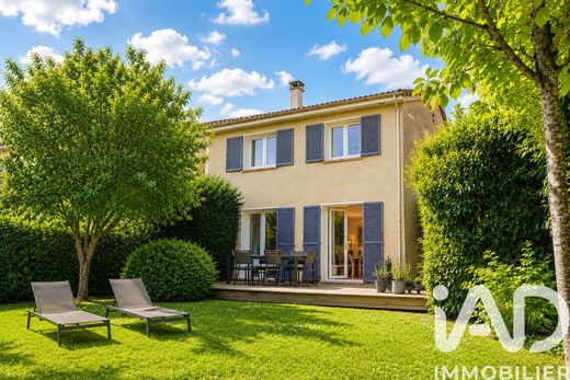 Villa in Rueil-Malmaison, Hauts-de-Seine