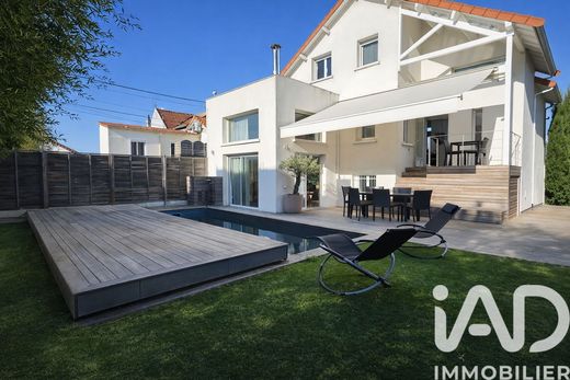 Villa in Vitry-sur-Seine, Val-de-Marne