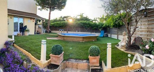 Villa in Rueil-Malmaison, Hauts-de-Seine