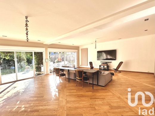 Villa in Saint-Maur-des-Fossés, Val-de-Marne