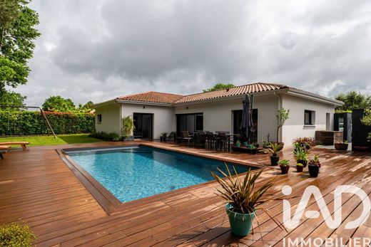 Villa in Saint-Aubin-de-Médoc, Gironde