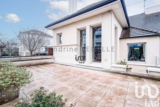 Βίλα σε Lagny-sur-Marne, Seine-et-Marne