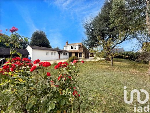 Villa in Le Vaudreuil, Eure