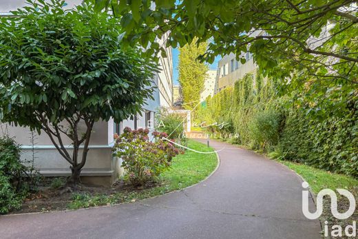 Apartment in Buttes-Chaumont, Villette, Bas Belleville, Paris