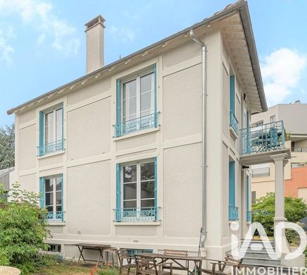 Villa in Rueil-Malmaison, Hauts-de-Seine