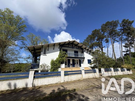 Villa in Saint-Julien-en-Born, Landes