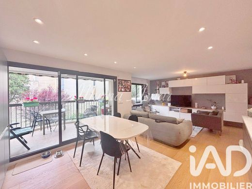 Apartament w Bourg-la-Reine, Hauts-de-Seine