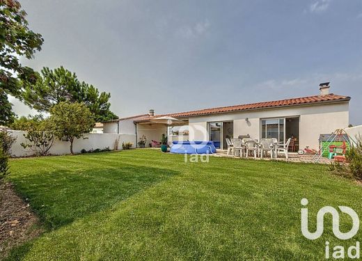 Villa in Le Bois-Plage-en-Ré, Charente-Maritime