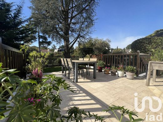 Marnes-la-Coquette, Hauts-de-Seineのヴィラ